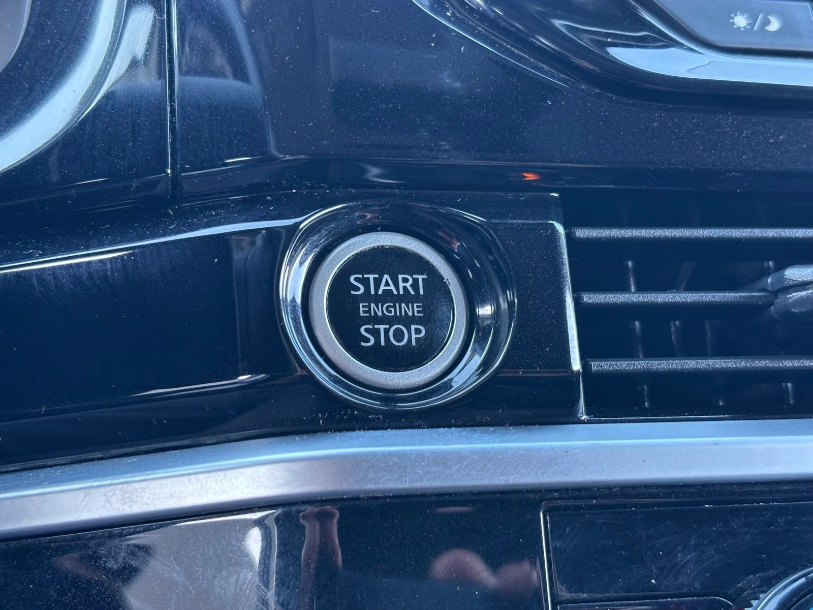 Used 2024 Nissan Pathfinder SV image 23