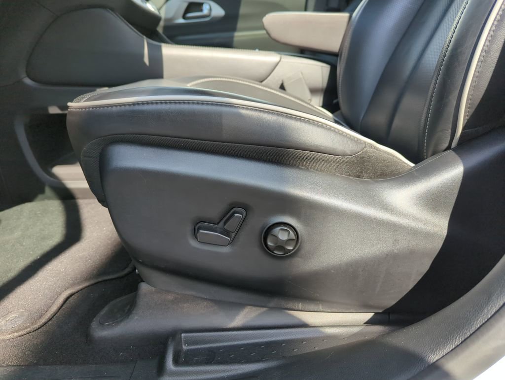 Used 2025 Chrysler Pacifica Limited image 11