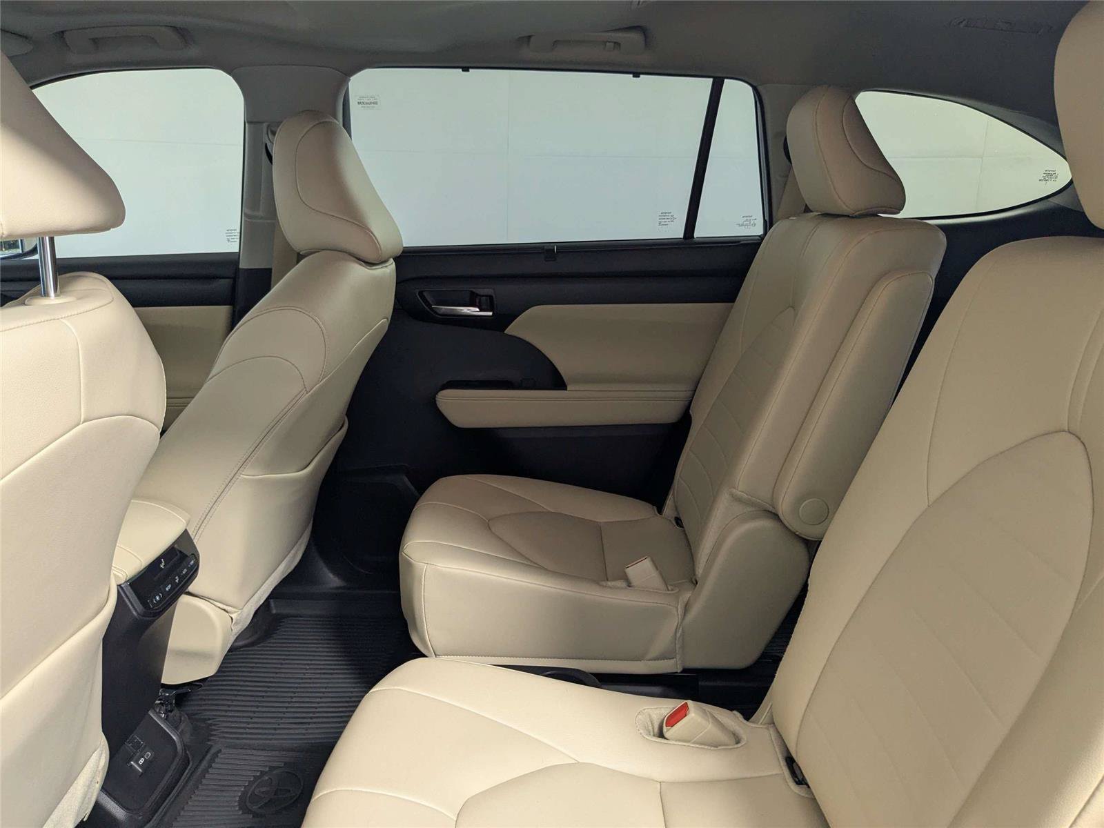 Certified 2025 Toyota Highlander XLE FWD image 36