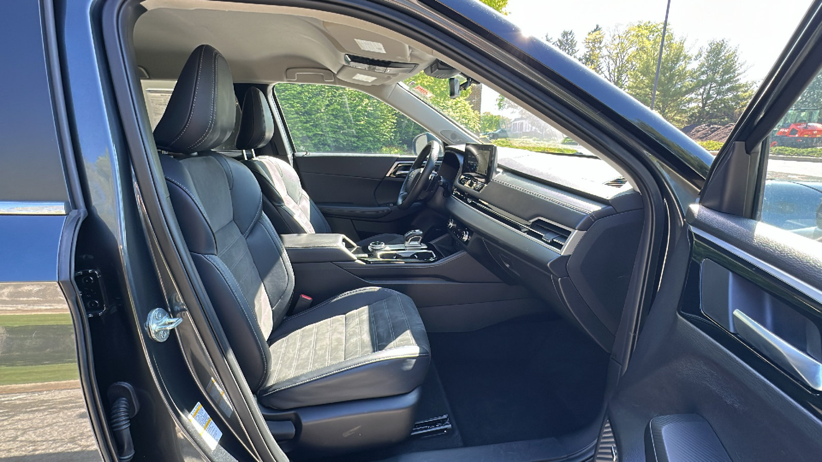 Used 2025 Mitsubishi Outlander SE AWD/4WD image 24
