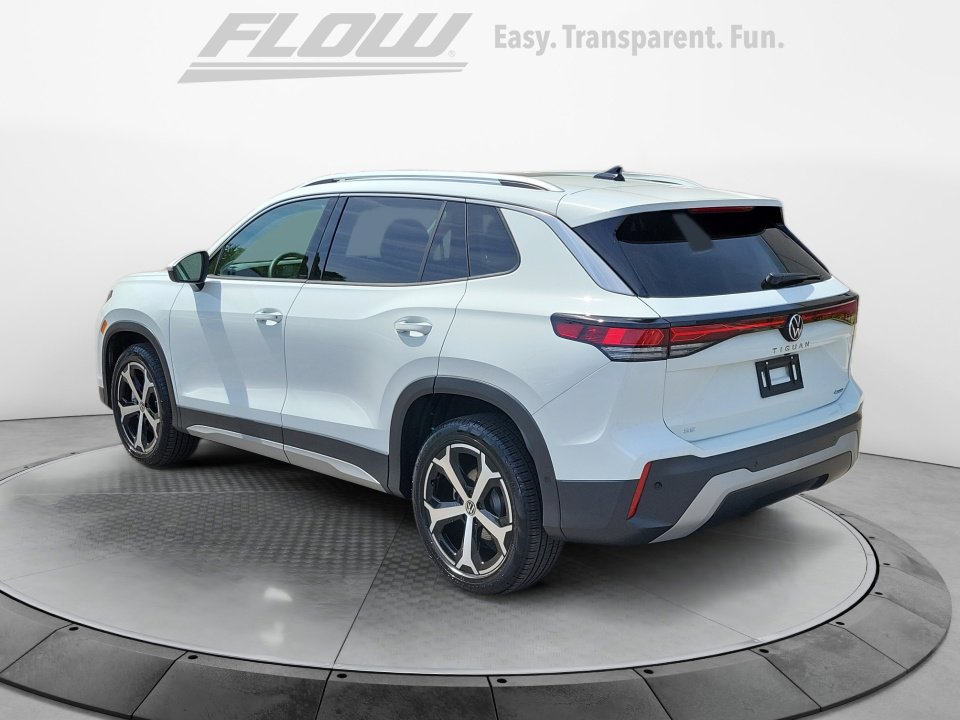 Certified 2025 Volkswagen Tiguan SE w/ Panoramic Sunroof Package image 6