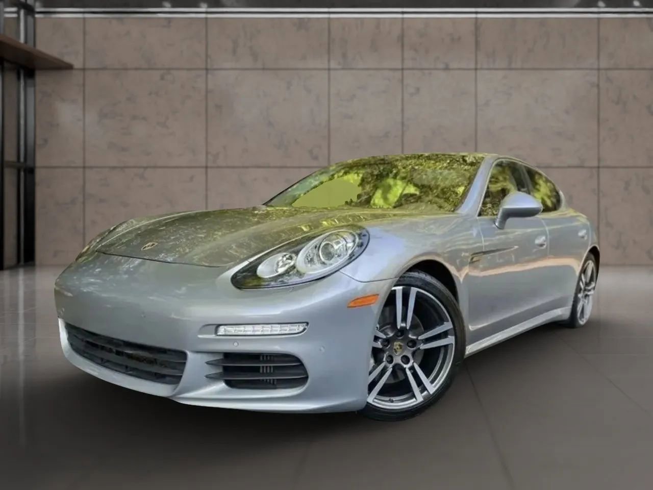 Used 2016 Porsche Panamera S image 2