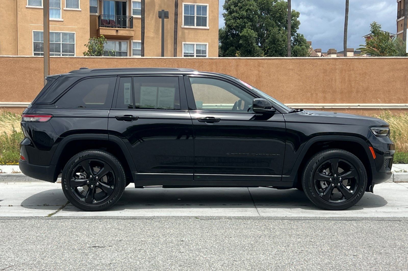Used 2023 Jeep Grand Cherokee Altitude AWD/4WD image 3