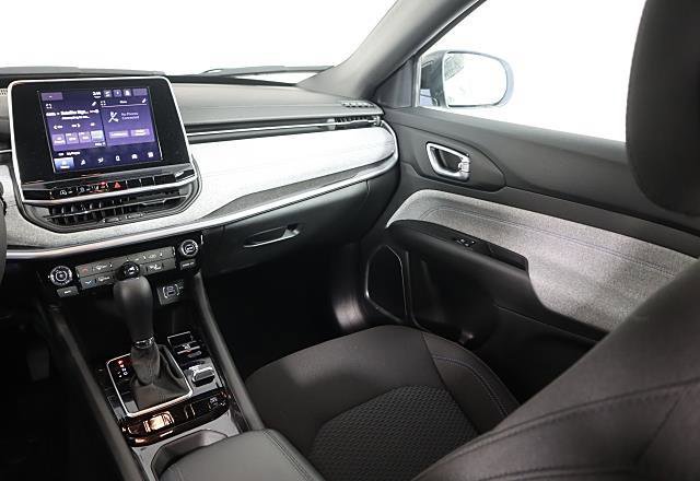 Used 2025 Jeep Compass Sport image 17