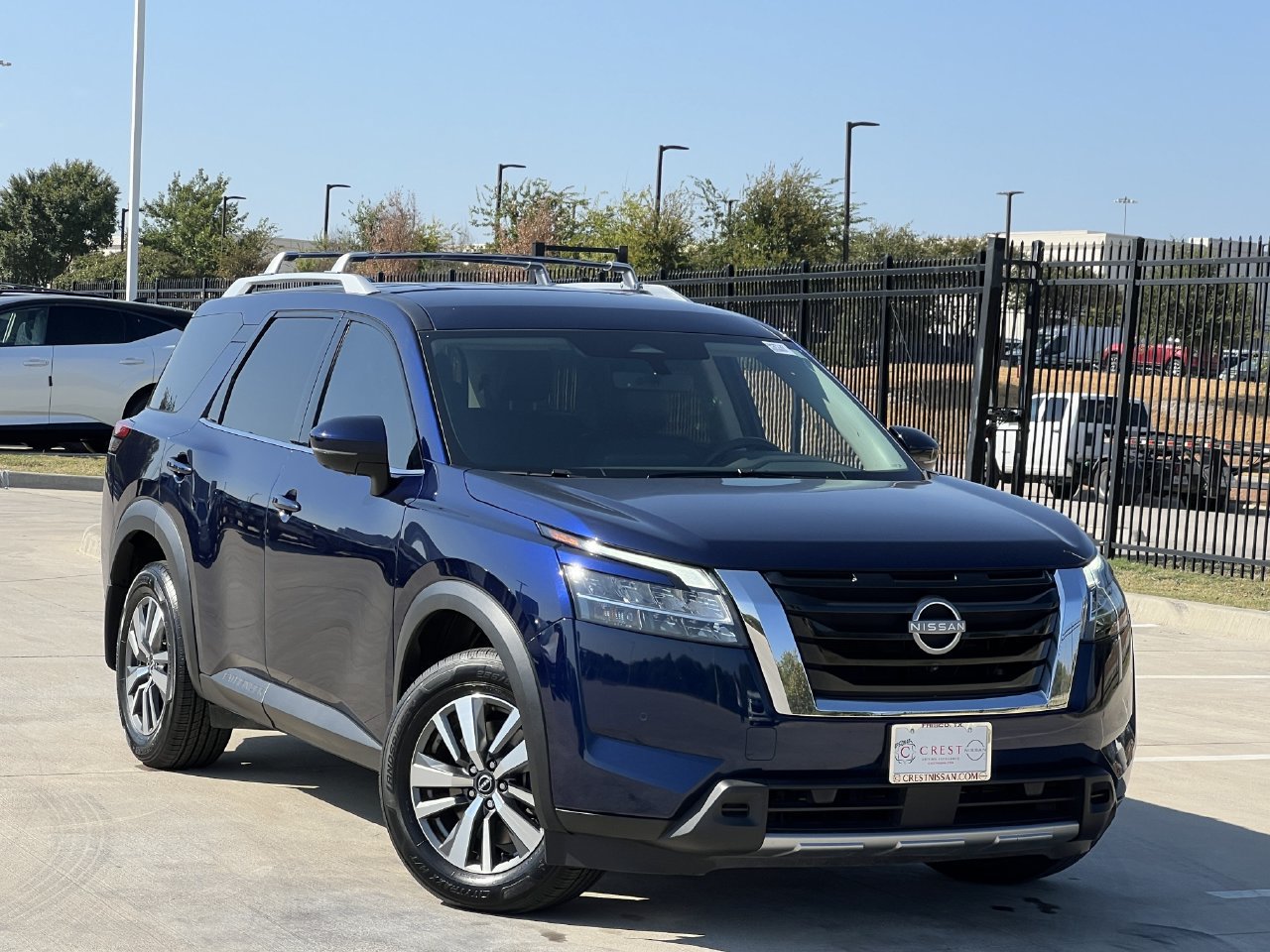 Used 2023 Nissan Pathfinder SL AWD/4WD image 2