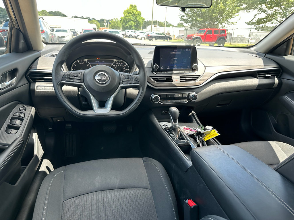 Used 2025 Nissan Altima 2.5 SV FWD image 10