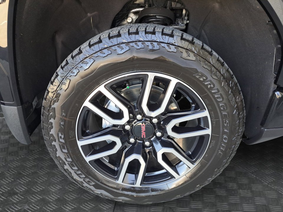 Certified 2025 GMC Sierra 1500 AT4 w/ AT4 Premium Package AWD/4WD image 17