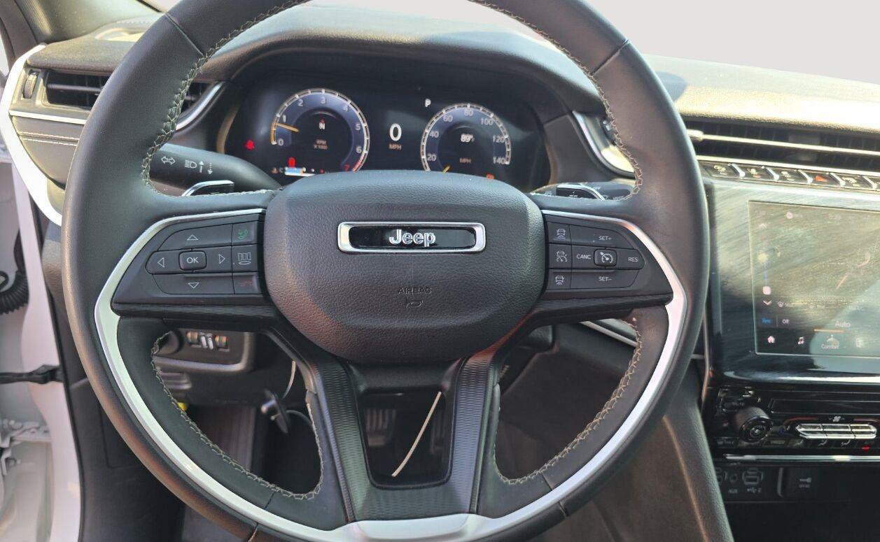 Used 2024 Jeep Grand Cherokee Laredo X RWD image 12
