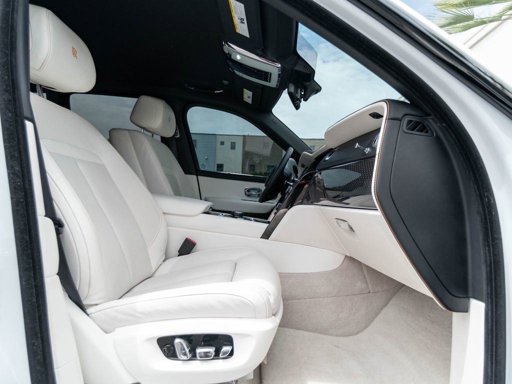 Used 2022 Rolls-Royce Cullinan Black Badge w/ Dark Exterior Package AWD/4WD image 34