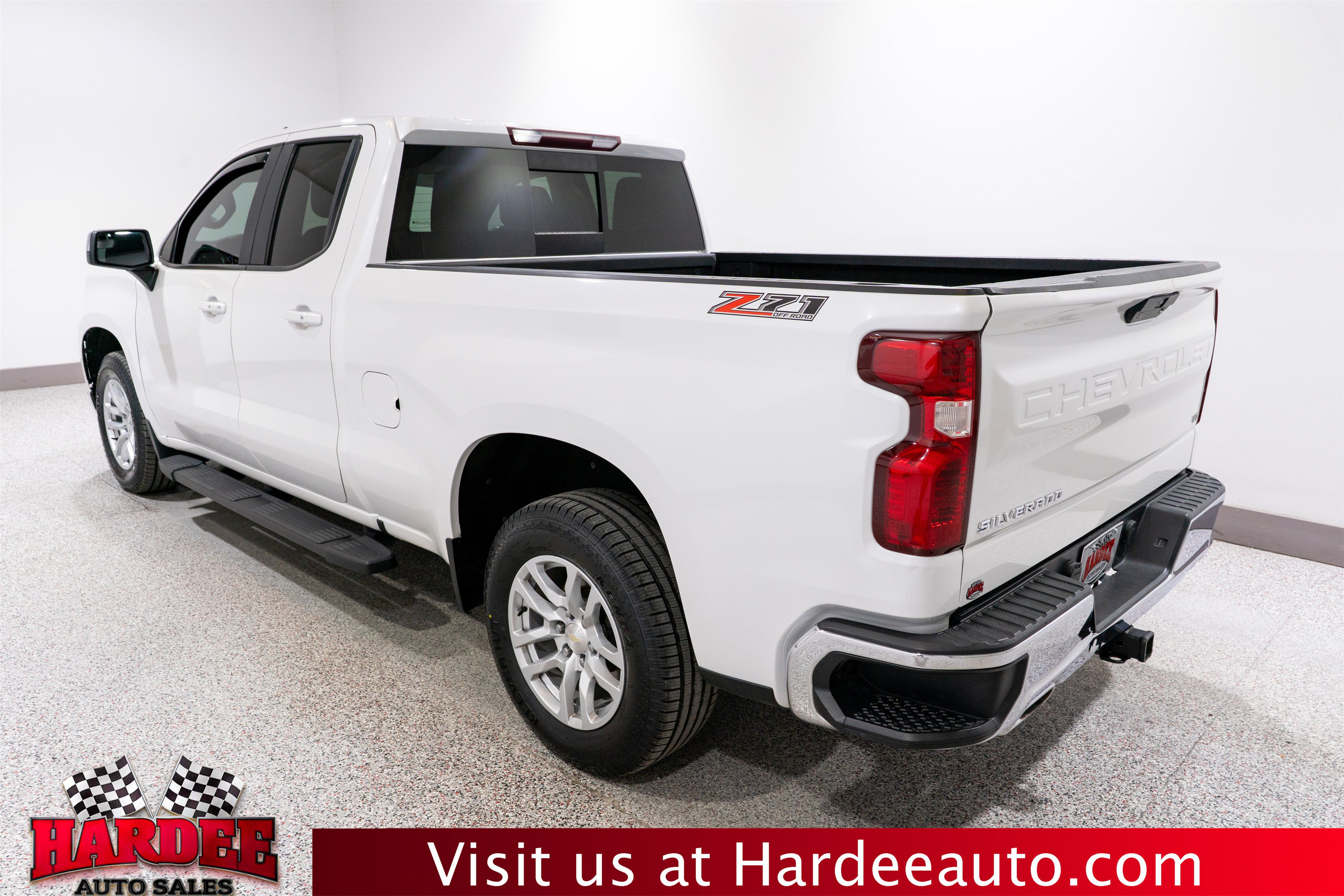 Used 2019 Chevrolet Silverado 1500 LT AWD/4WD image 3