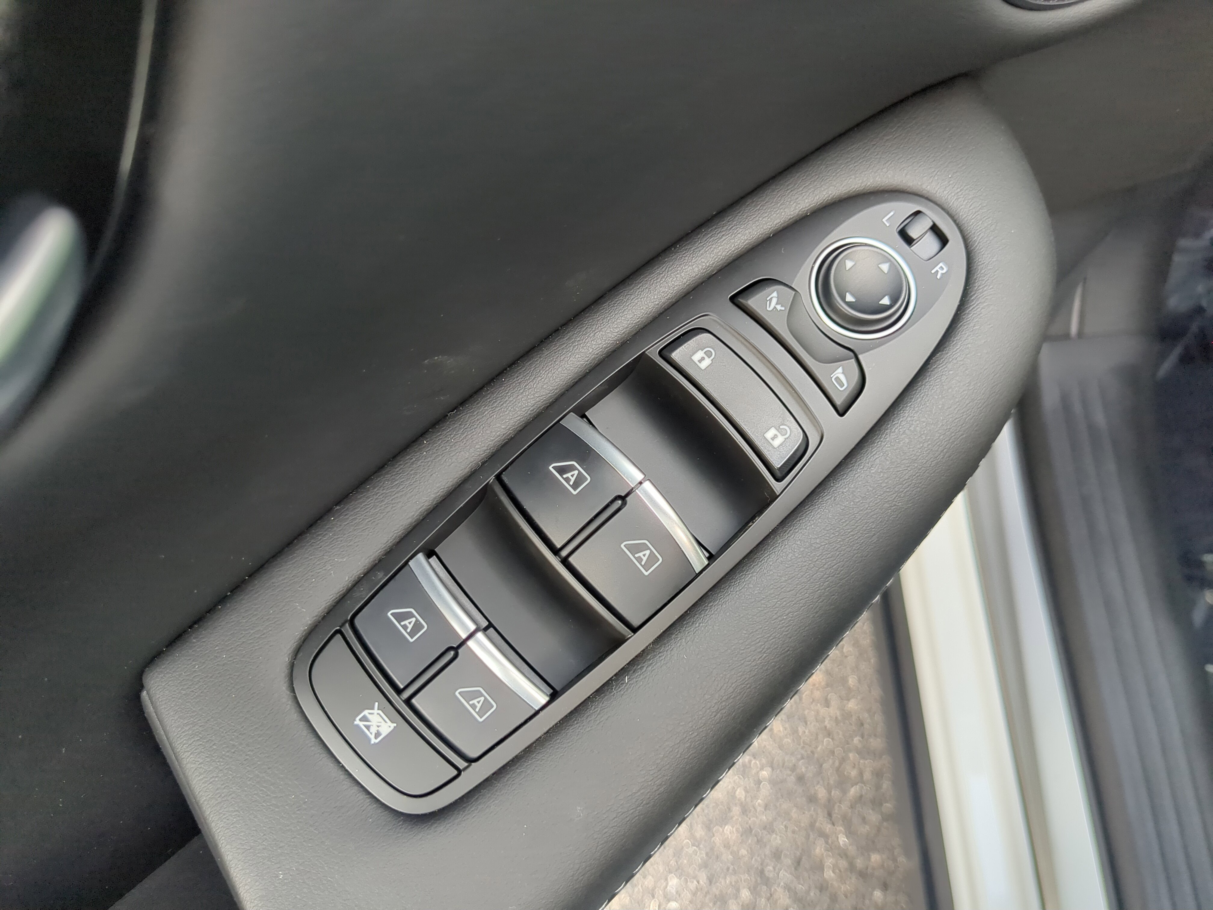 New 2025 INFINITI QX50 Luxe image 17