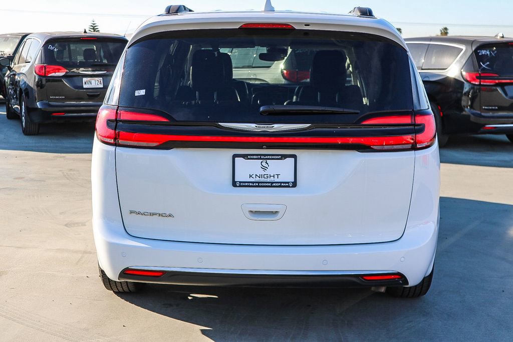 Used 2022 Chrysler Pacifica Touring-L FWD image 5
