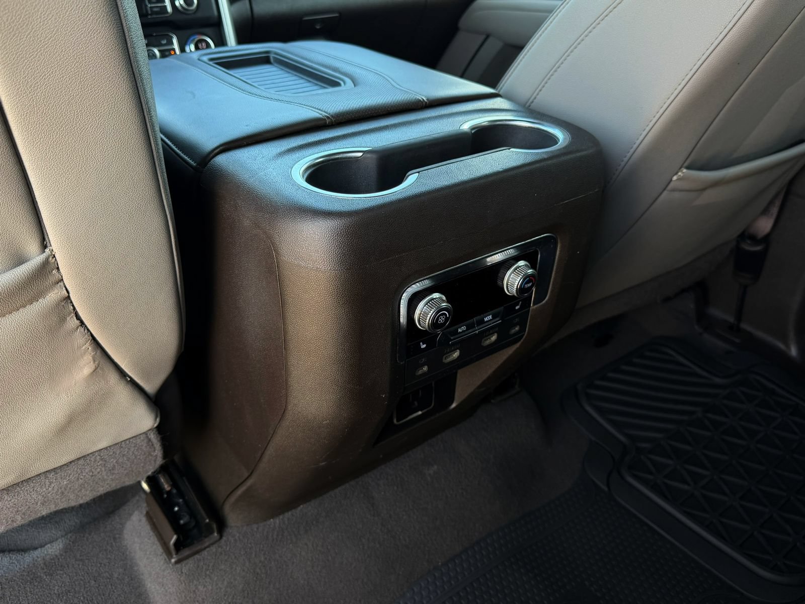 Used 2023 GMC Yukon XL SLT w/ SLT Luxury Package RWD image 28