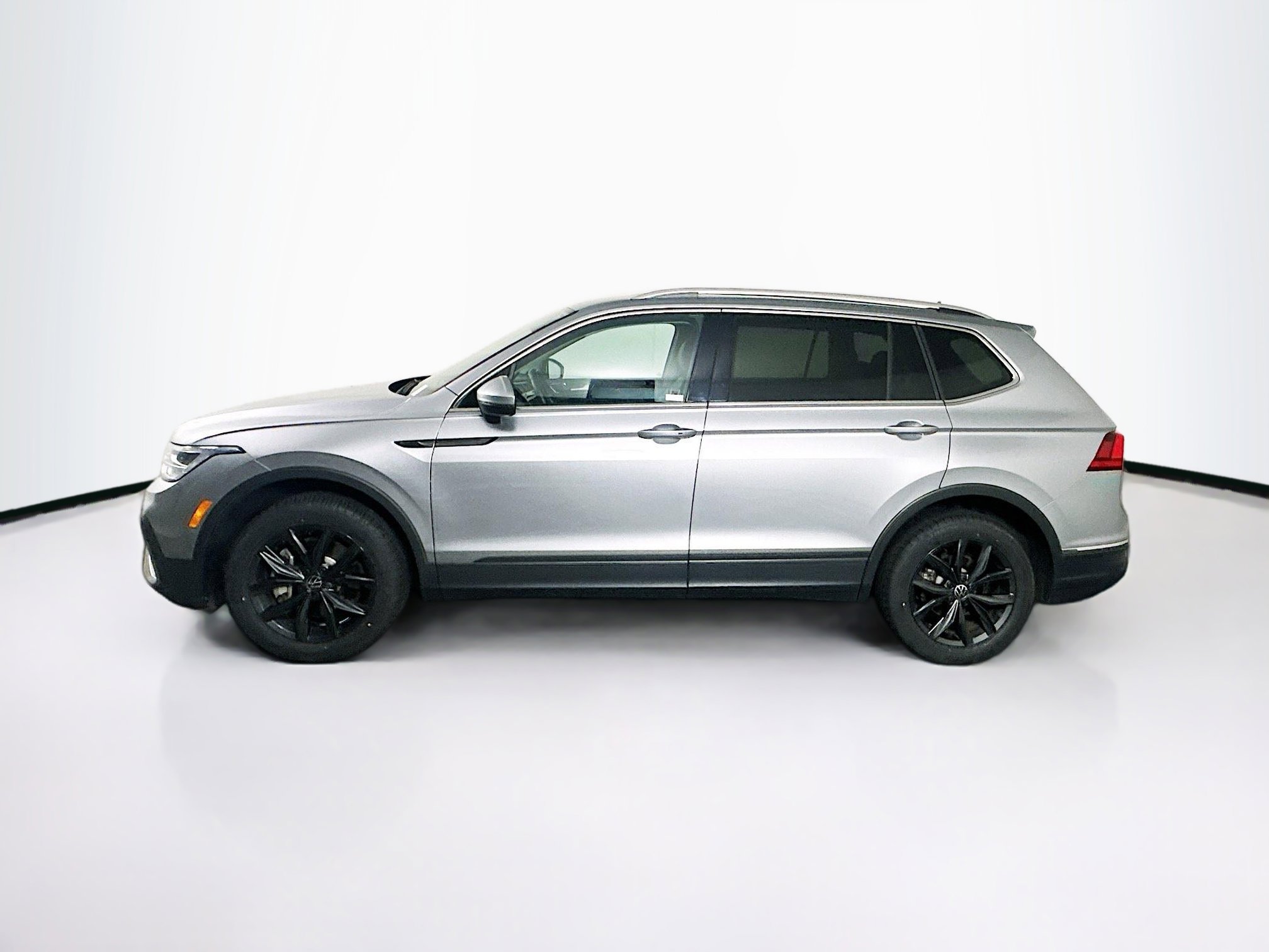 Used 2024 Volkswagen Tiguan SE image 4