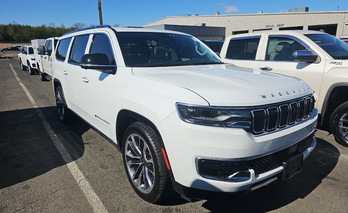 Used 2024 Jeep Wagoneer L Series III w/ Premium Group I AWD/4WD image 2