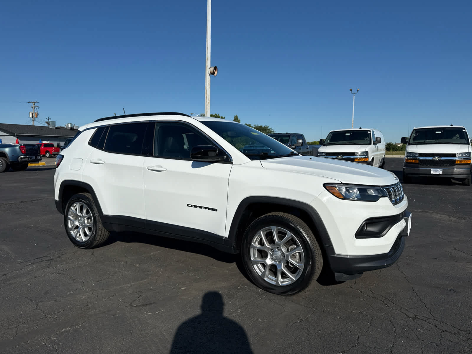 Used 2024 Jeep Compass Latitude w/ Sun and Sound Group AWD/4WD image 7