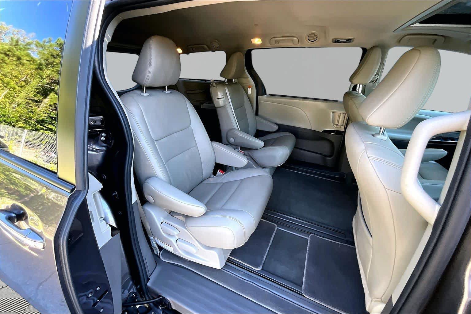 Used 2020 Toyota Sienna XLE FWD image 20