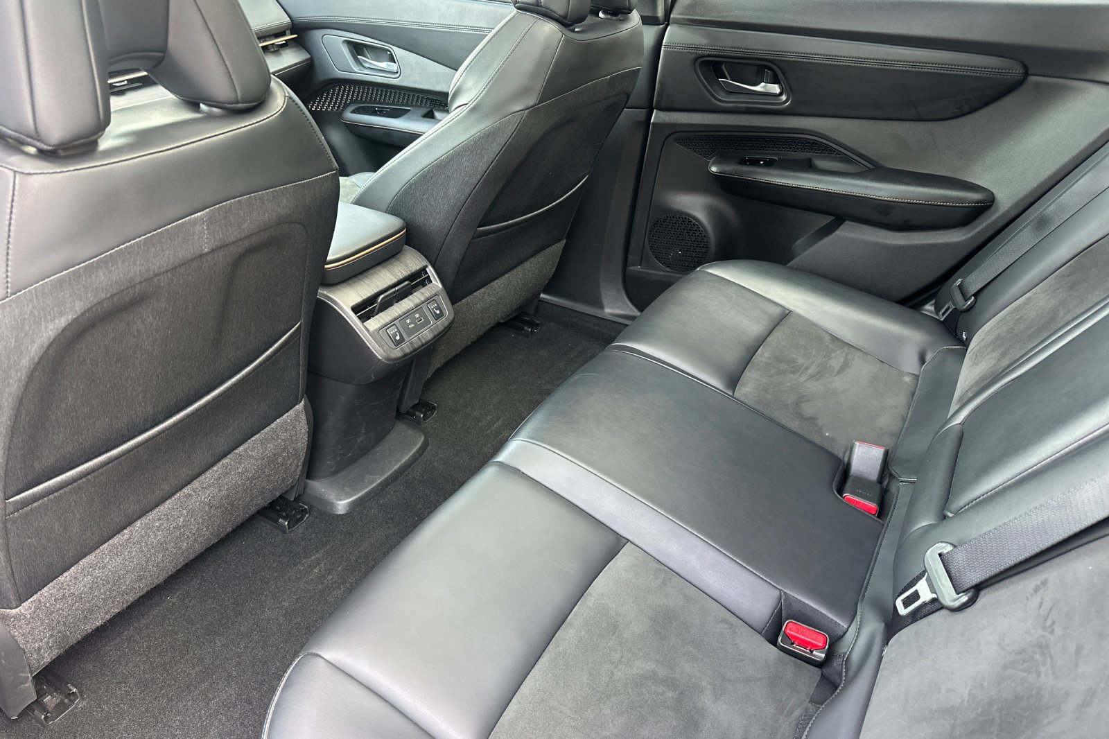 Used 2024 Nissan Ariya FWD image 15