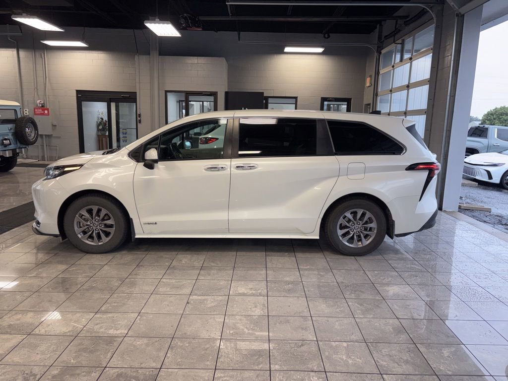 Used 2021 Toyota Sienna XLE AWD/4WD image 4