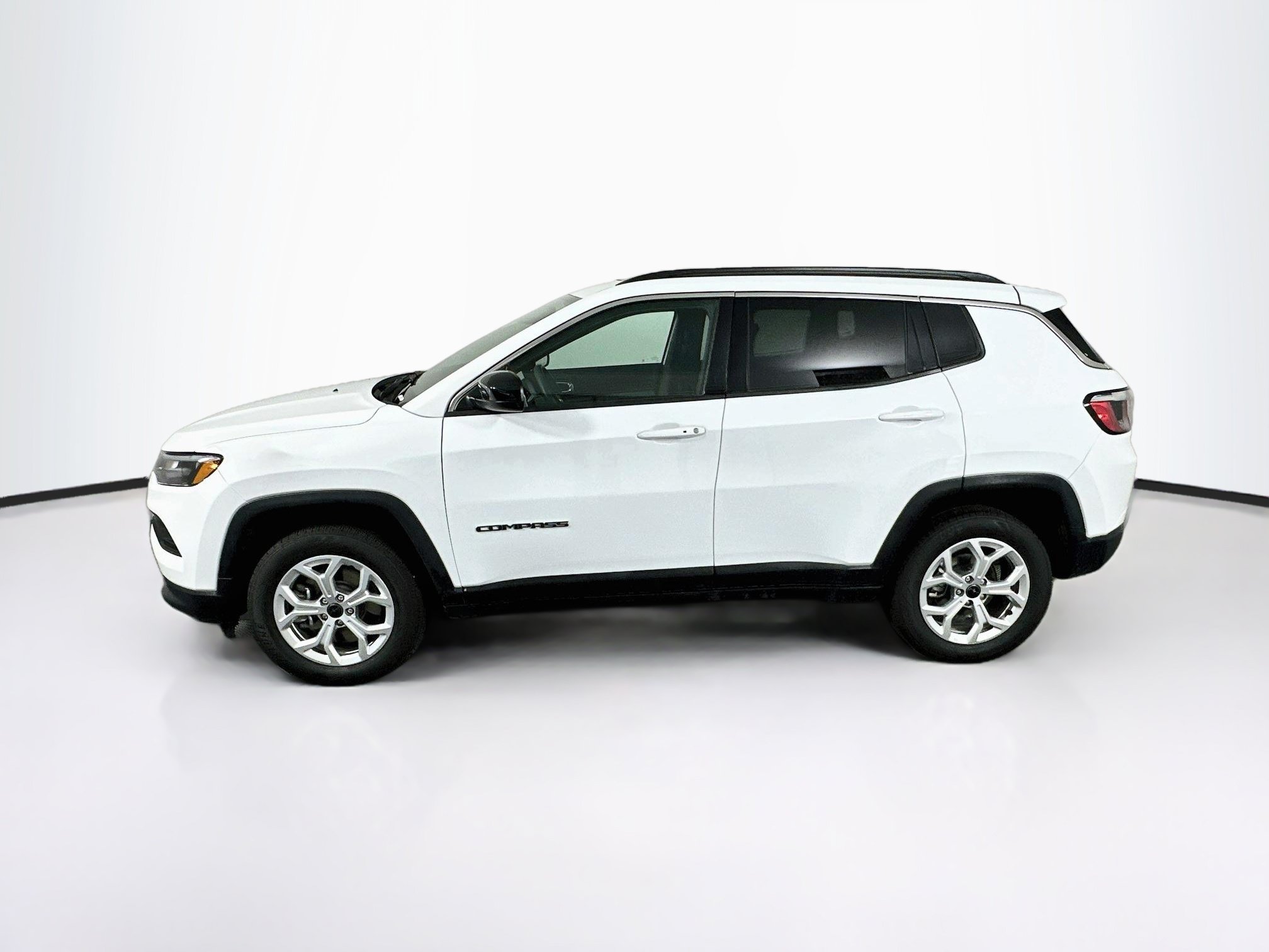 Used 2025 Jeep Compass Latitude w/ Sun & Sound Group AWD/4WD image 4