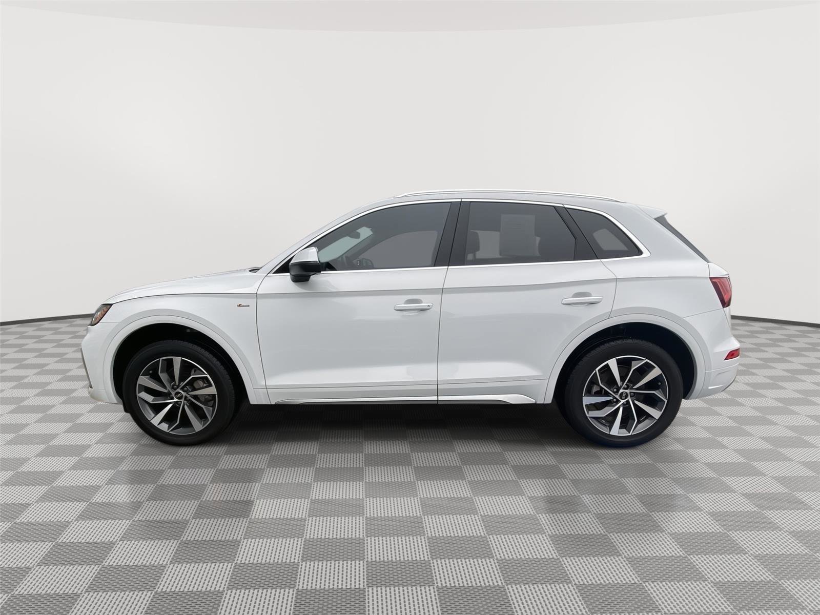 Used 2023 Audi Q5 2.0T Premium Plus w/ Premium Plus Package image 2
