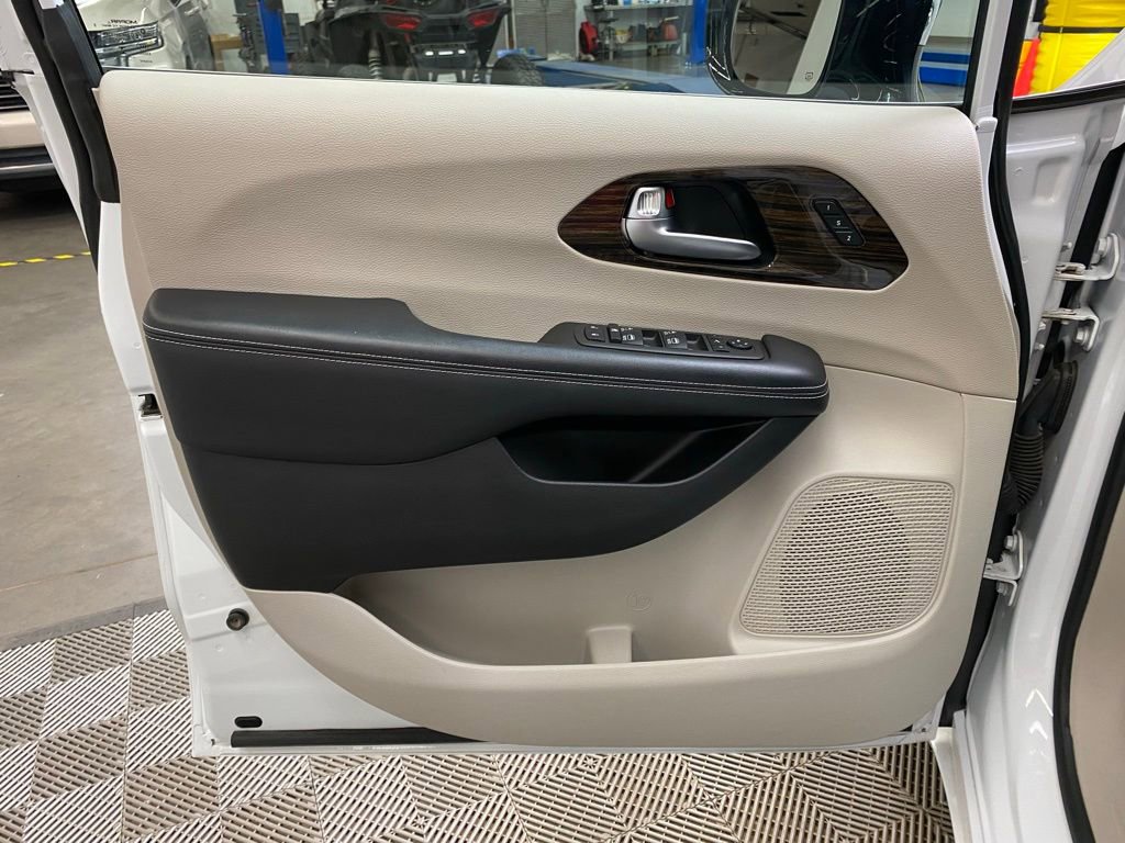 Used 2023 Chrysler Pacifica Limited image 19