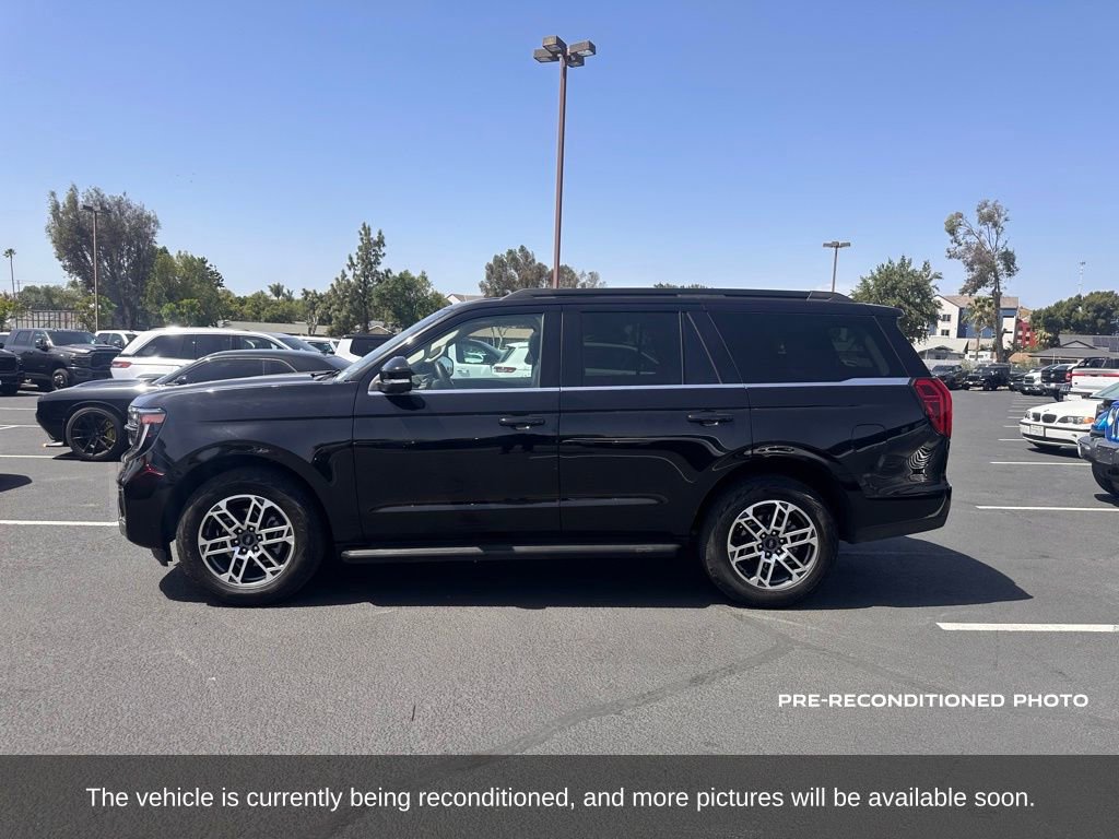 Used 2025 Ford Expedition Active AWD/4WD image 2