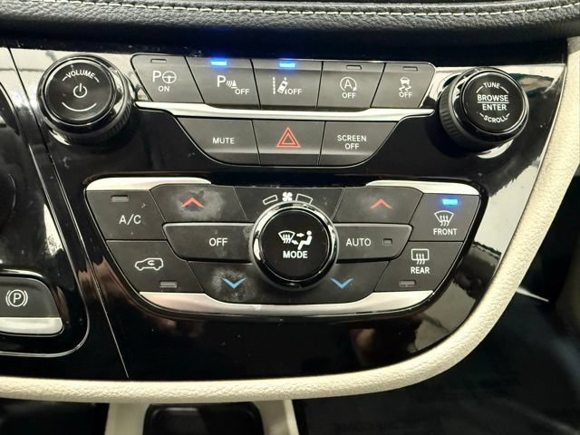 Used 2024 Chrysler Pacifica Touring-L AWD/4WD image 38