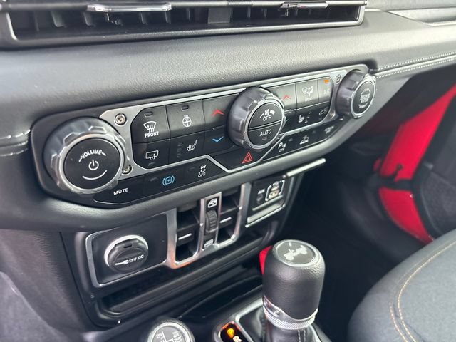 Used 2025 Jeep Wrangler Unlimited Sahara w/ Safety Group AWD/4WD image 23