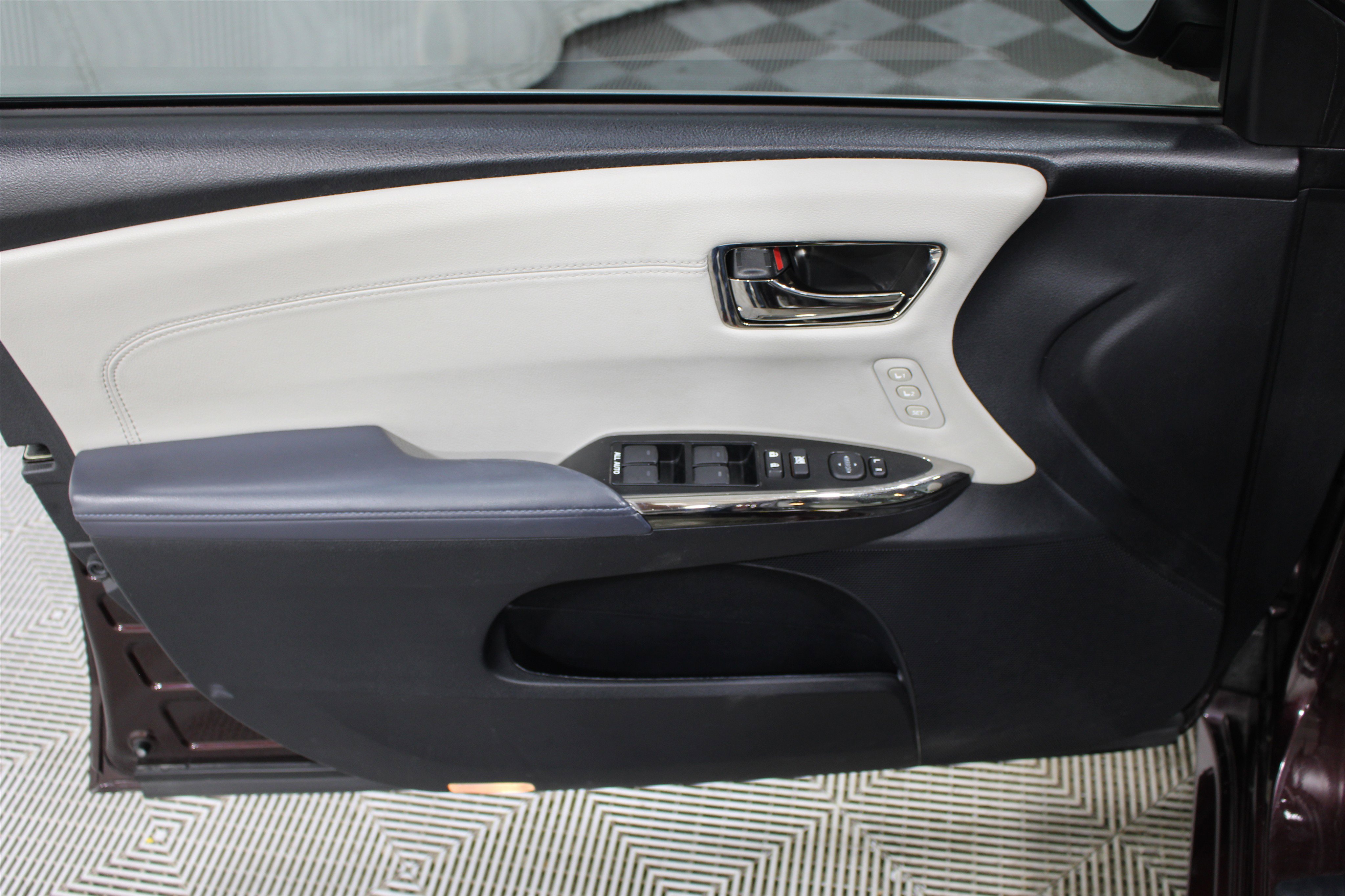 Used 2014 Toyota Avalon XLE Touring FWD image 6