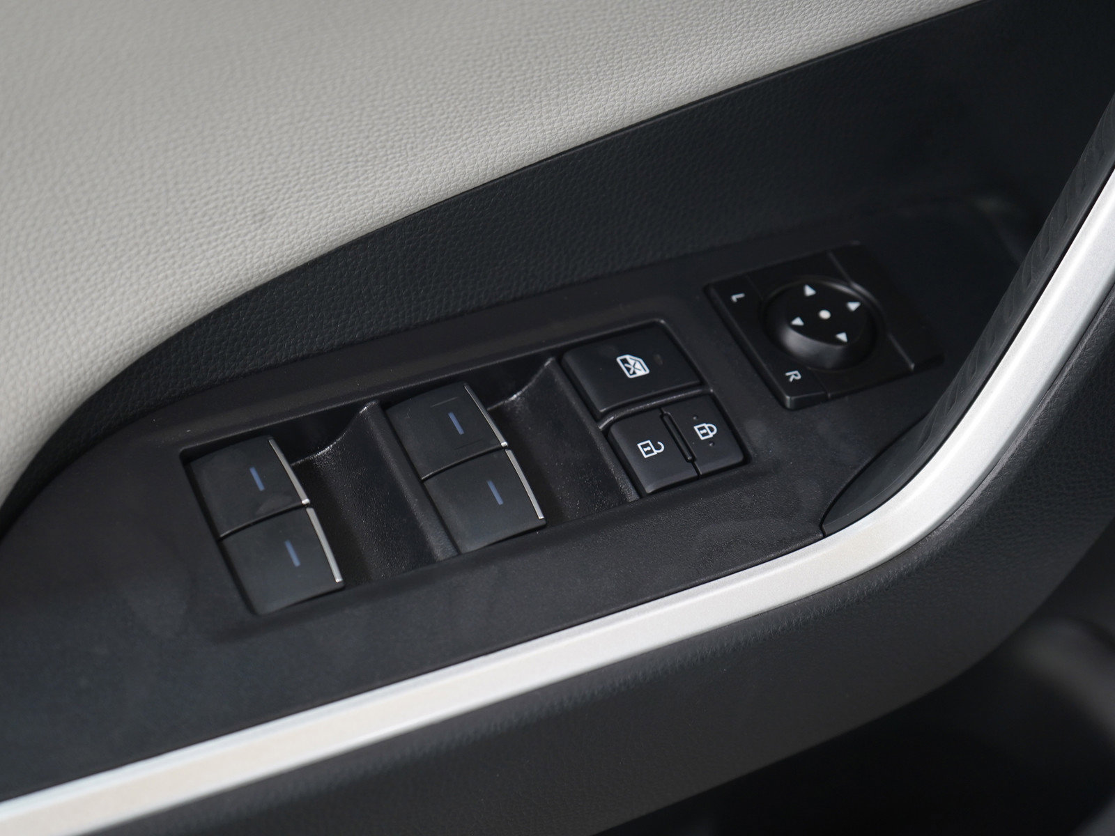 Used 2025 Toyota RAV4 Limited w/ Advanced Technology Package AWD/4WD image 22