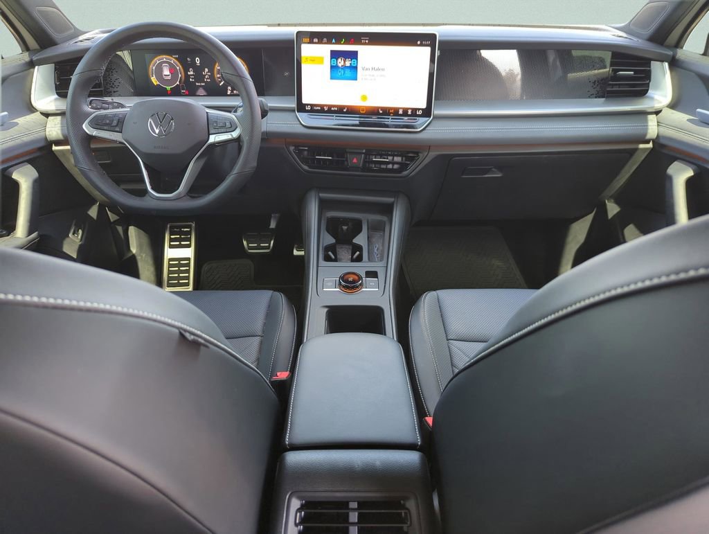 Certified 2025 Volkswagen Tiguan SE R-Line image 23