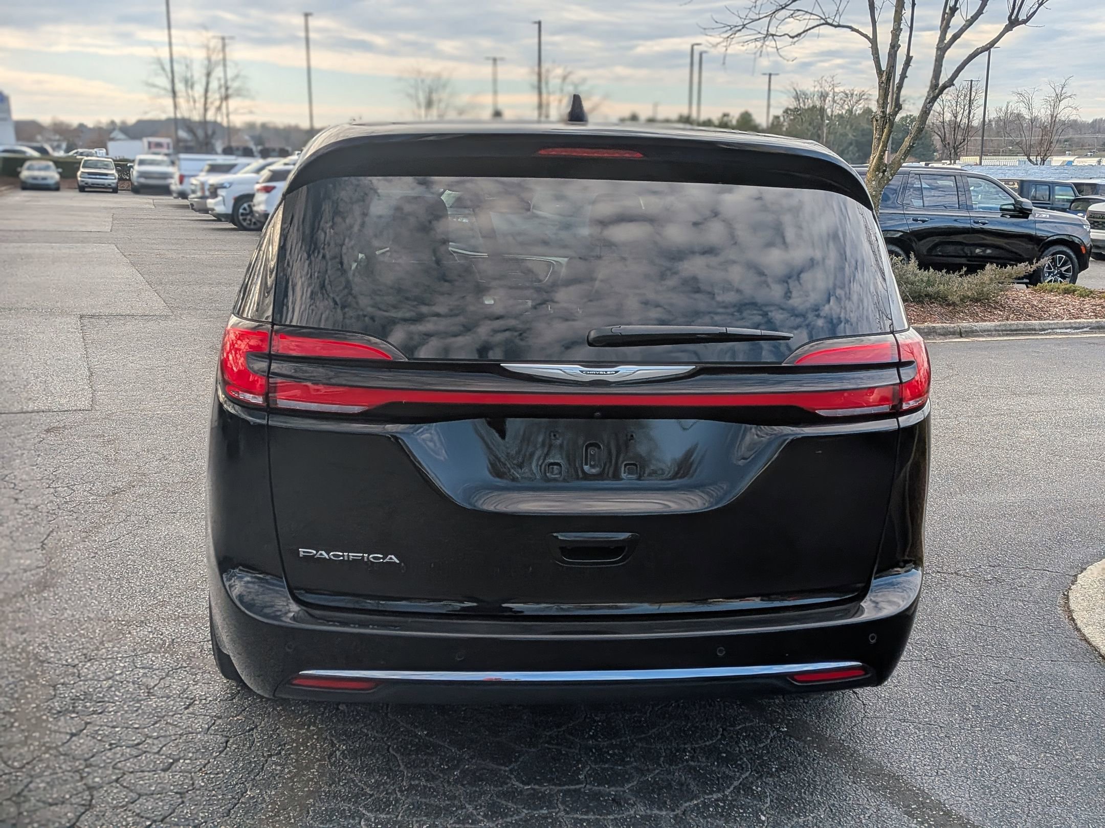 Used 2024 Chrysler Pacifica Touring-L image 8