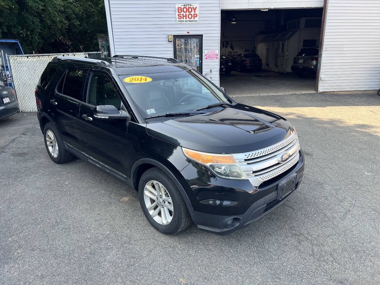 Used 2014 Ford Explorer XLT w/ Equipment Group 202A AWD/4WD image 13