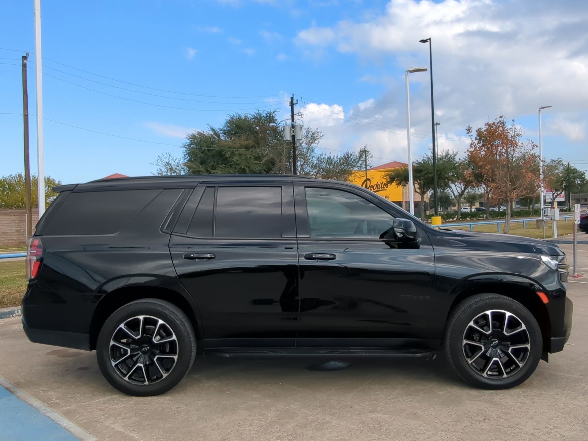 Used 2022 Chevrolet Tahoe RST w/ Luxury Package image 2