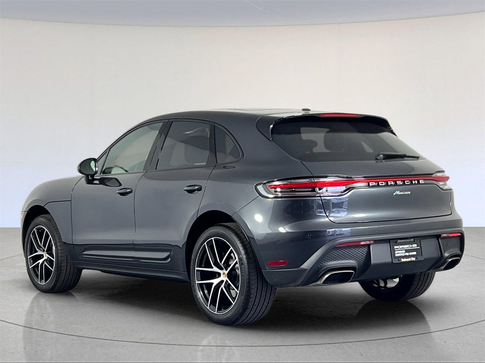 Used 2025 Porsche Macan image 3