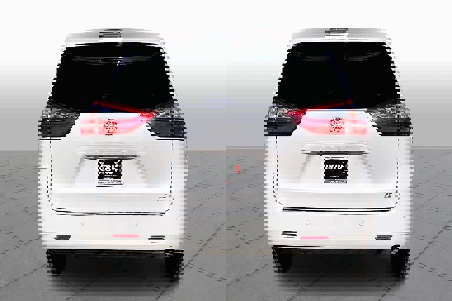 Used 2017 Toyota Sienna XLE image 4