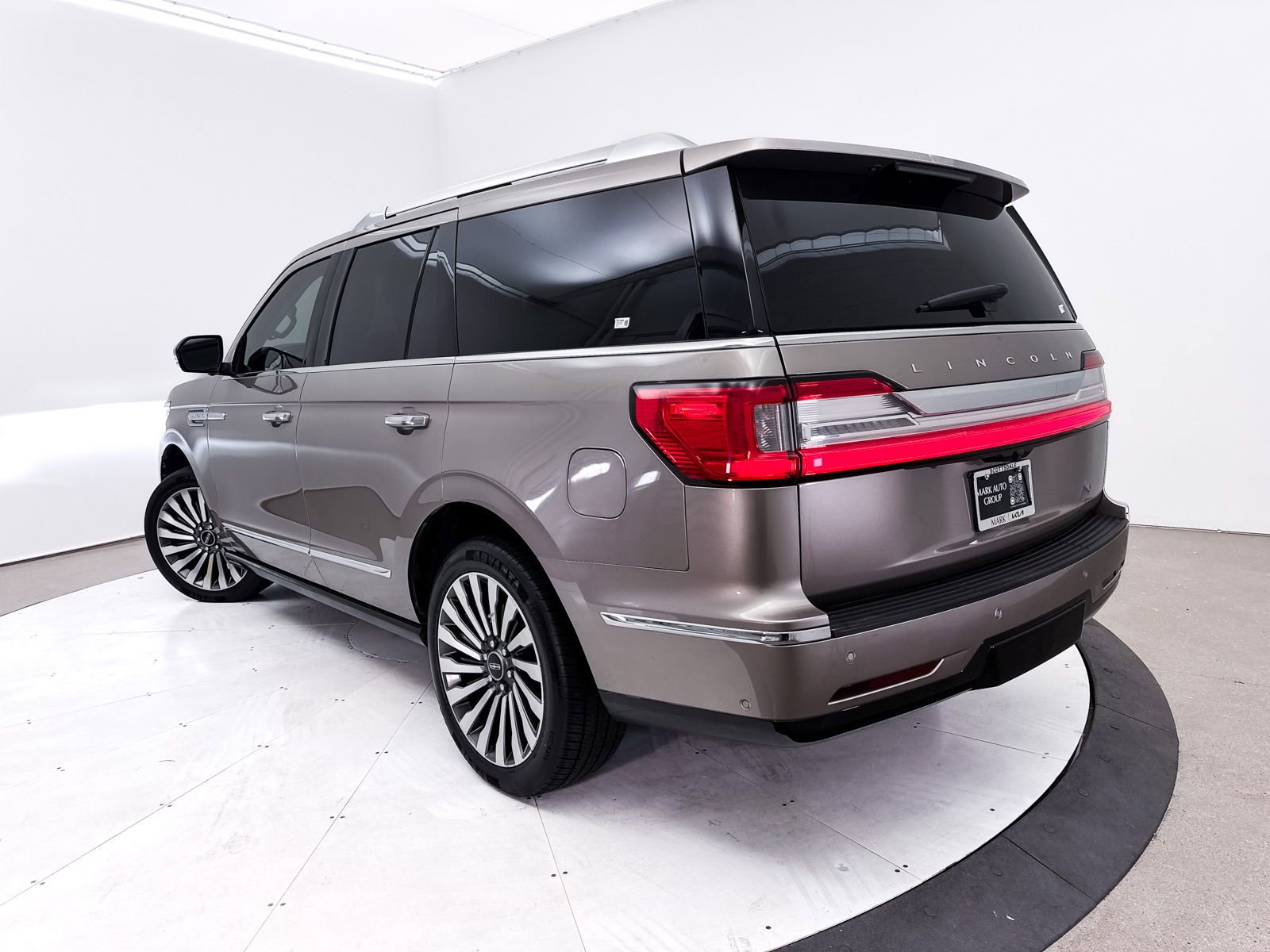 Used 2018 Lincoln Navigator Reserve w/ Technology Package AWD/4WD image 2