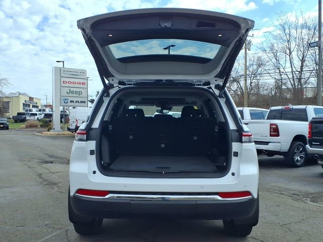 Certified 2023 Jeep Grand Cherokee Laredo w/ Luxury Tech Group I AWD/4WD image 10