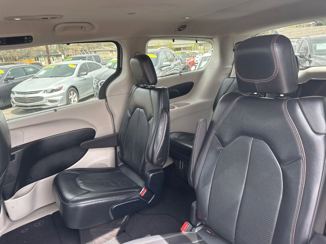 Used 2018 Chrysler Pacifica Touring-L FWD image 34