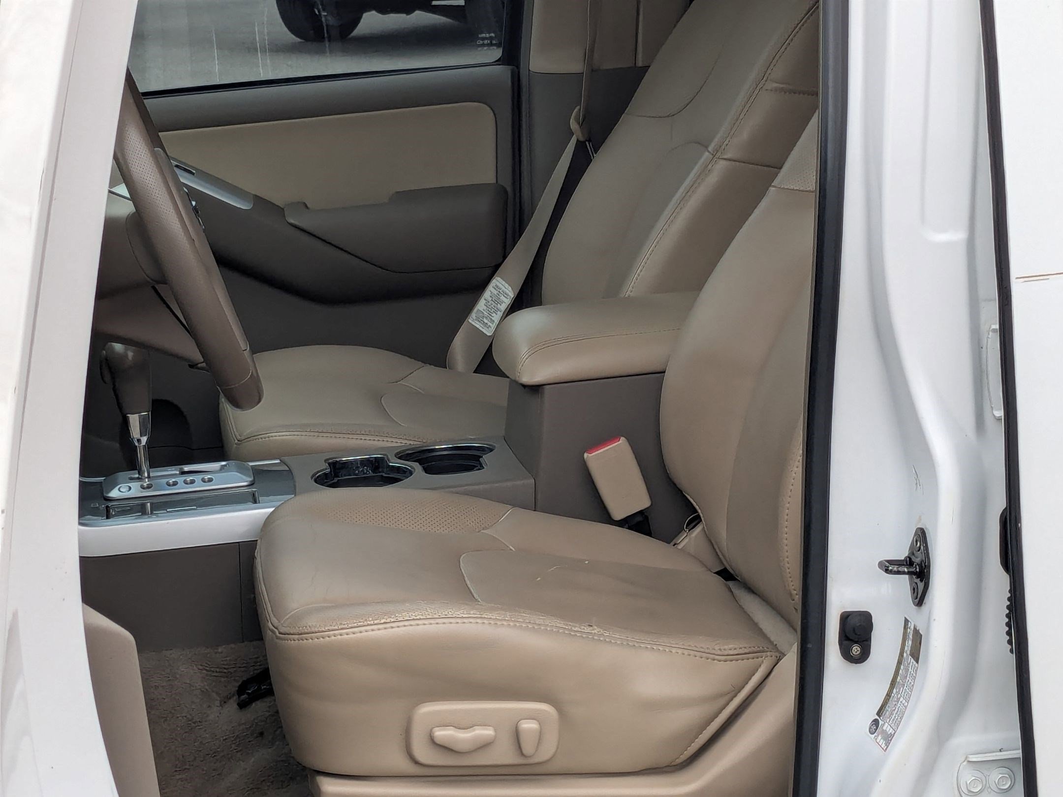 Used 2008 Nissan Pathfinder SE w/ Leather Pkg image 12