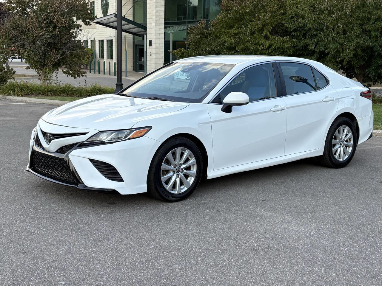 Used 2018 Toyota Camry LE image 2