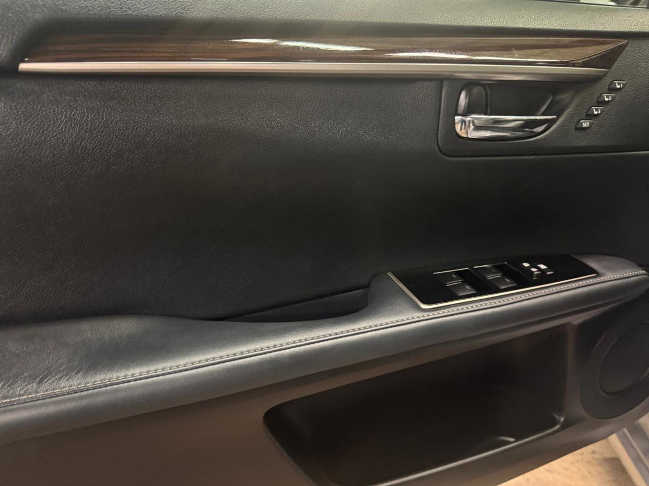 Used 2016 Lexus ES 350 w/ Premium Package w/Wood Trim FWD image 24