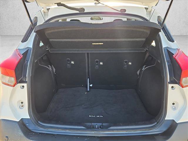 Used 2020 Nissan Kicks SR w/ SR Premium Package FWD image 6