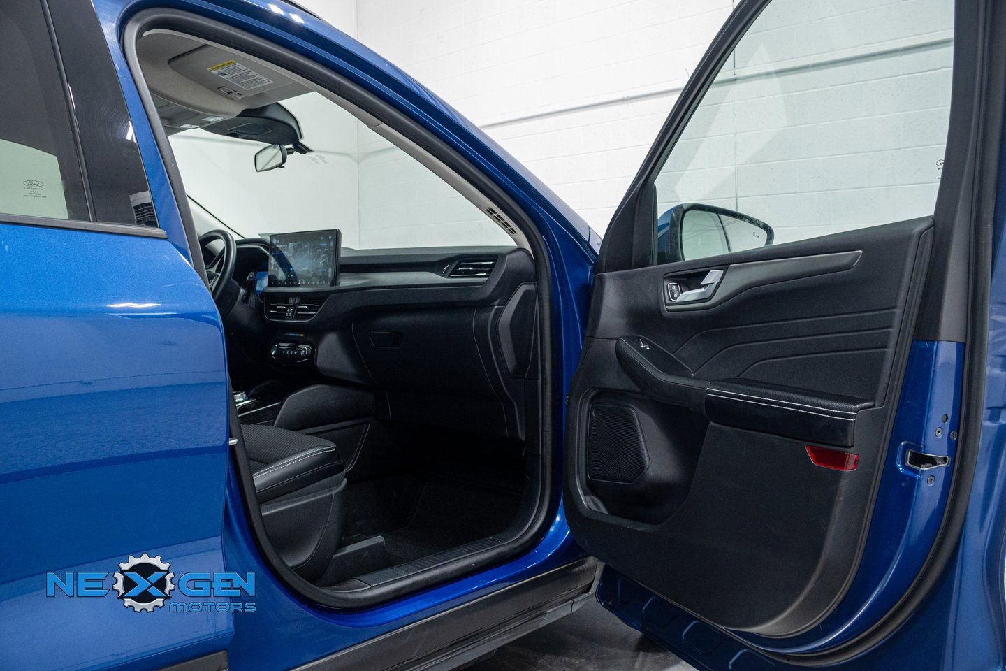 Used 2023 Ford Escape SE image 35