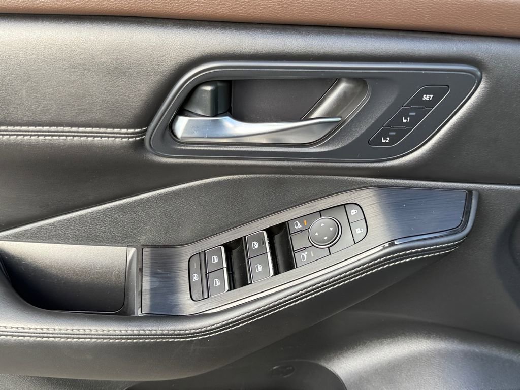 Used 2023 Nissan Rogue SL w/ SL Premium Package image 11