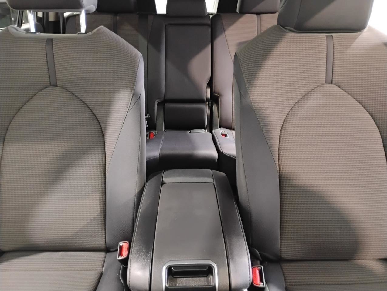 Used 2021 Toyota Highlander L image 37