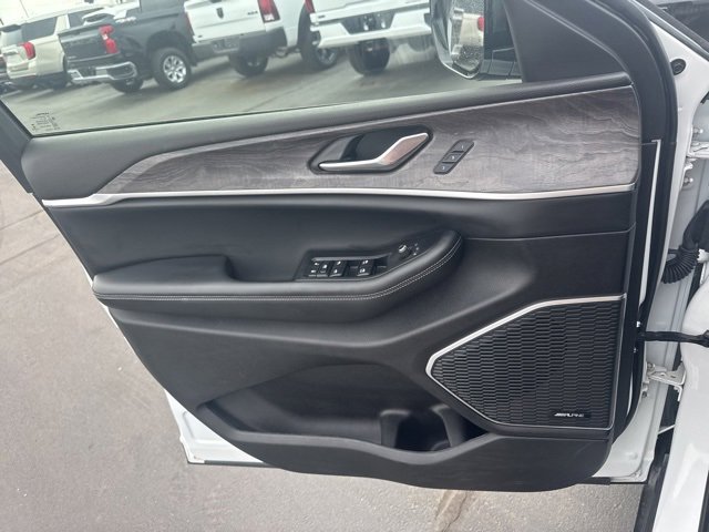 Used 2023 Jeep Grand Cherokee Limited w/ Black Appearance Package image 17