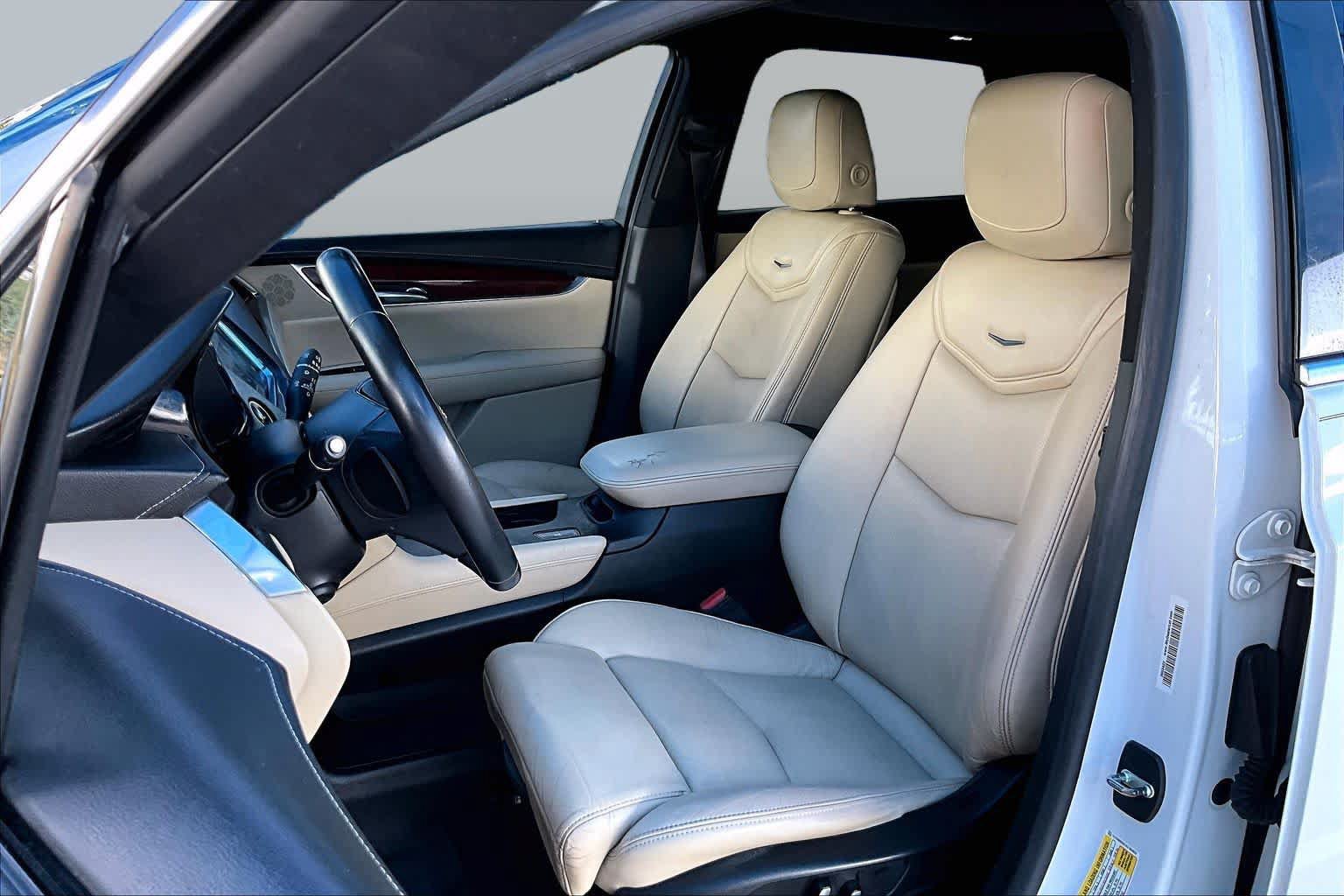 Used 2017 Cadillac XT5 Luxury w/ Driver Awareness Package FWD image 7