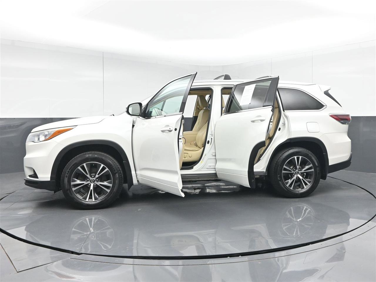 Used 2016 Toyota Highlander XLE AWD/4WD image 40